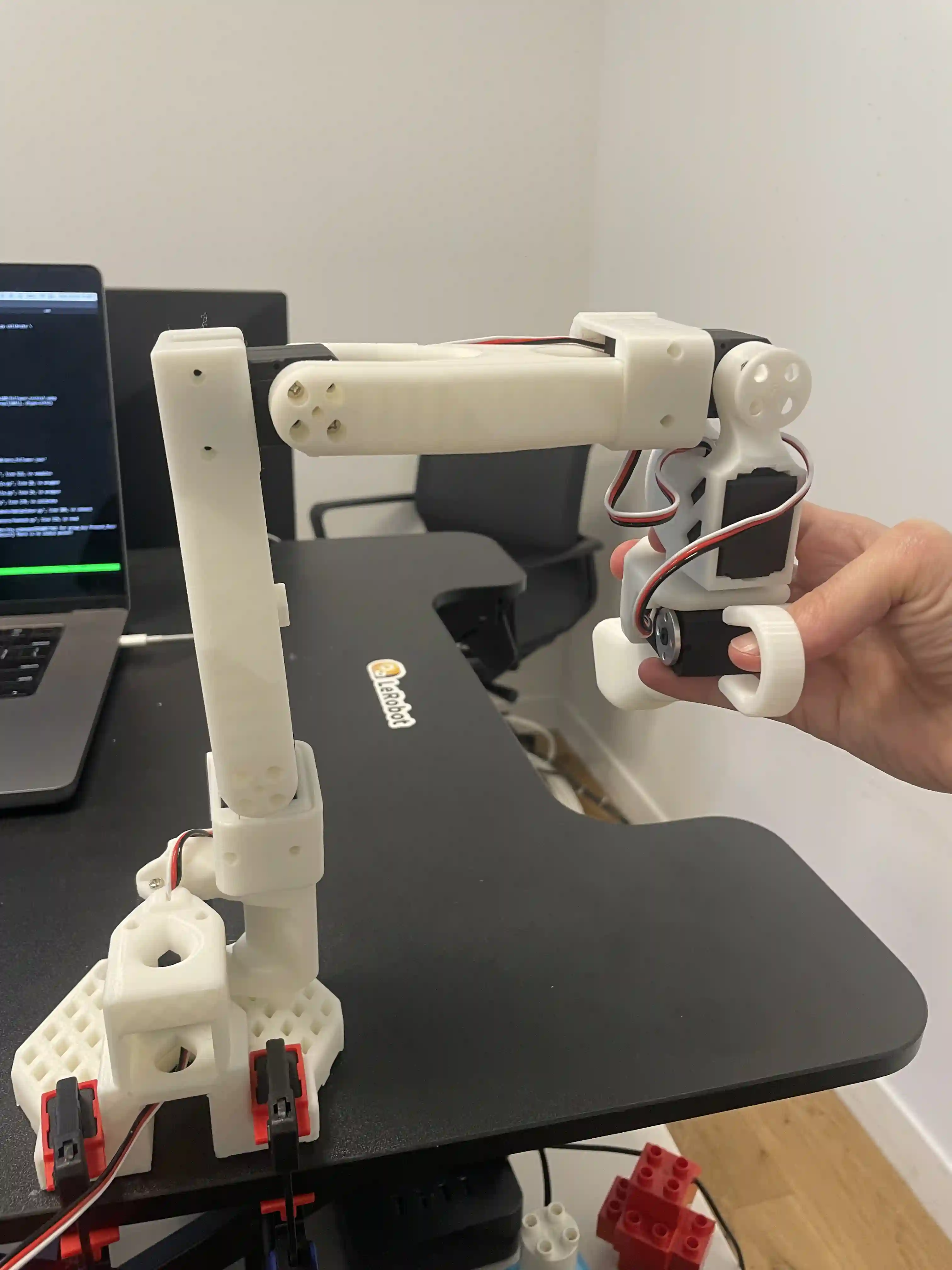 SO-100 leader arm rotated position